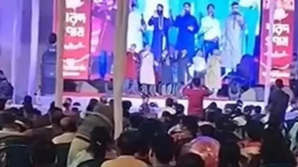 পূজামণ্ডপে ‘ইসলামি গান’ পরিবেশনকারীদের ধন্যবাদও দেন অনুষ্ঠানের উপস্থাপক