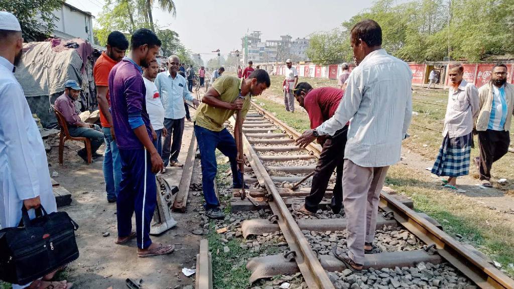 বগুড়া রেলস্টেশনে লাইন ভেঙে যাওয়ায় ১২ ঘণ্টা পর সচল 