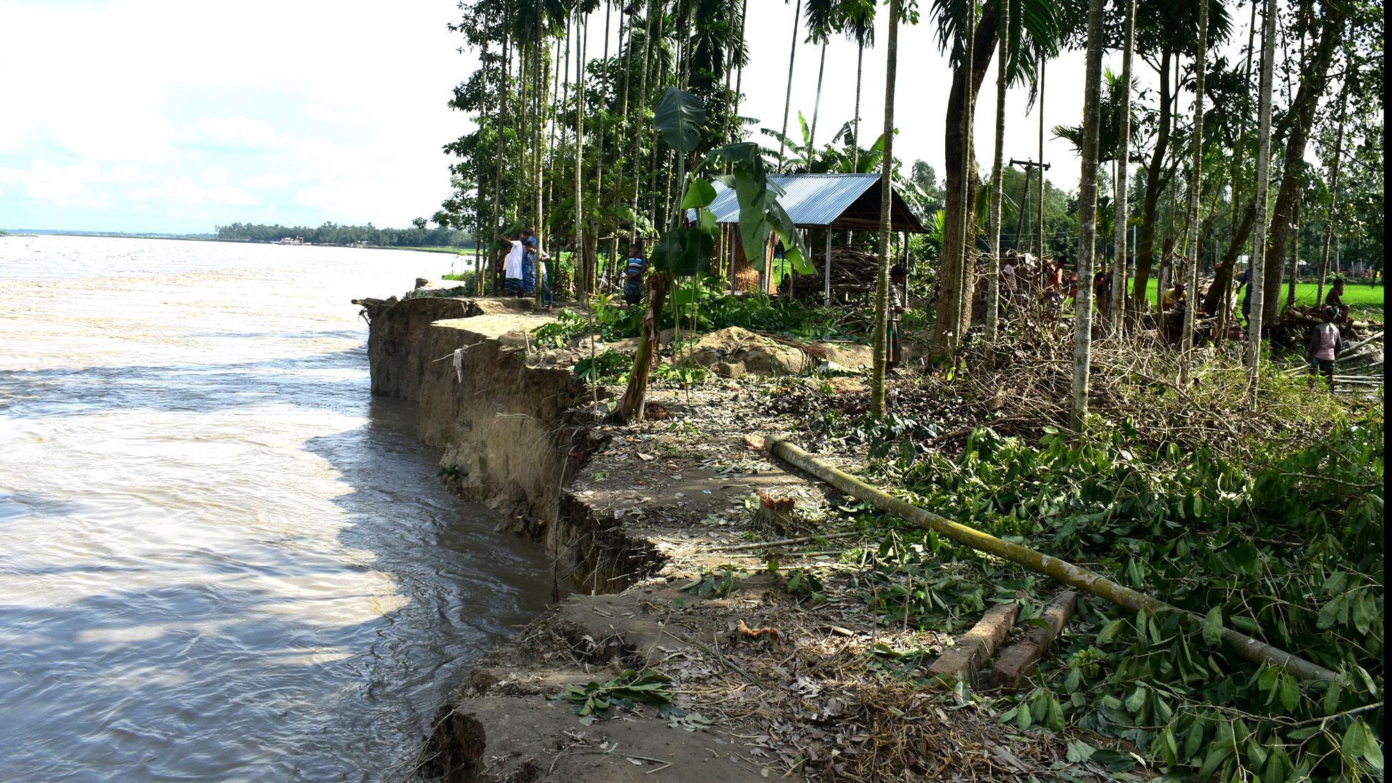 দুধকুমার নদের ভাঙনে দিশেহারা তীরের মানুষজন 