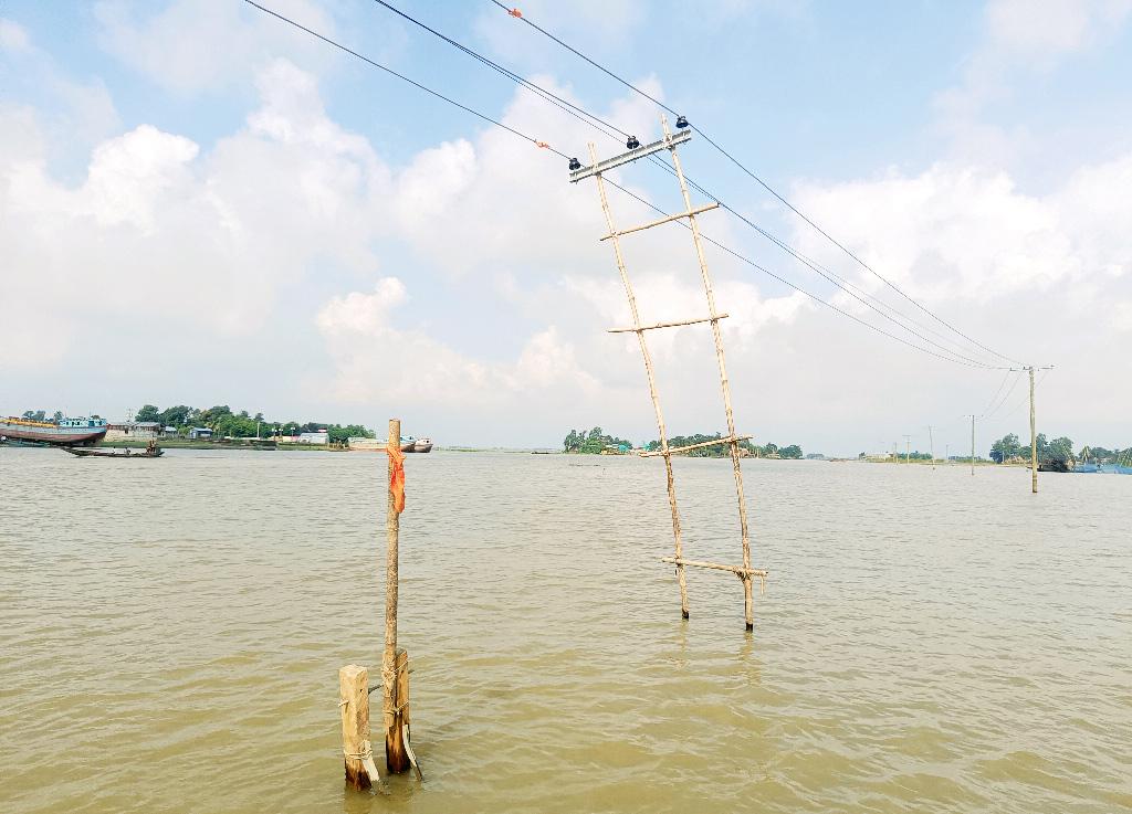 ব্রাহ্মণবাড়িয়ায় বাঁশের খুঁটিতে ১১ হাজার ভোল্টের লাইন