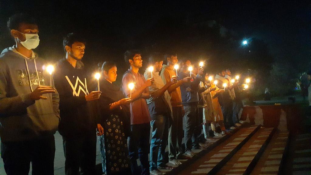 নিরাপদ সড়কের দাবিতে খুবিতে মোমবাতি প্রজ্বালন