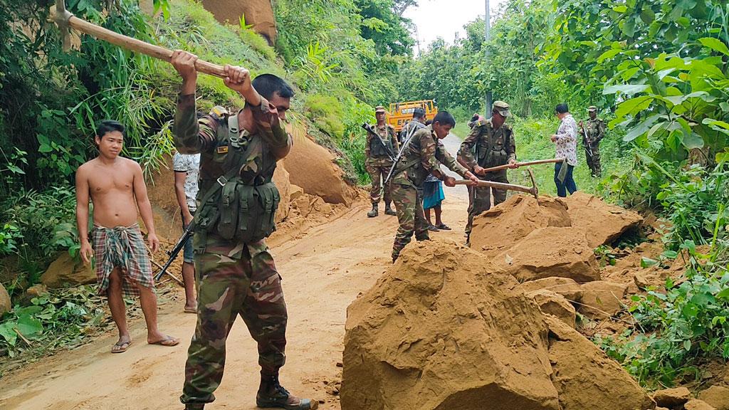 বাঘাইছড়ির সড়কে পাহাড় ধস, ১০ ঘণ্টা পর সড়ক যোগাযোগ স্বাভাবিক