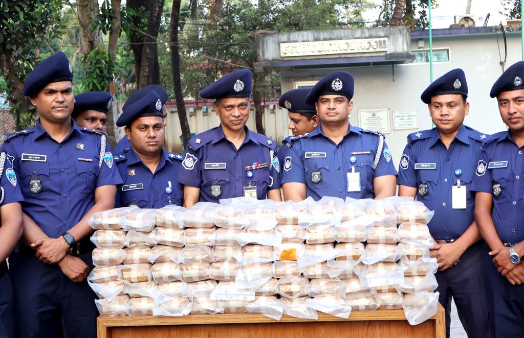 অস্ত্রের টাকা জোগাতে বাংলাদেশে ইয়াবা-আইস পাচারে মিয়ানমারের বিদ্রোহীরা