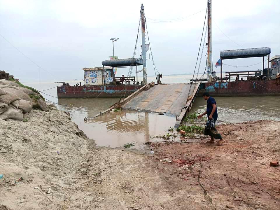 দৌলতদিয়ায় দুই ঘাট বন্ধ, মহাসড়কে যানবাহনের দীর্ঘ সারি