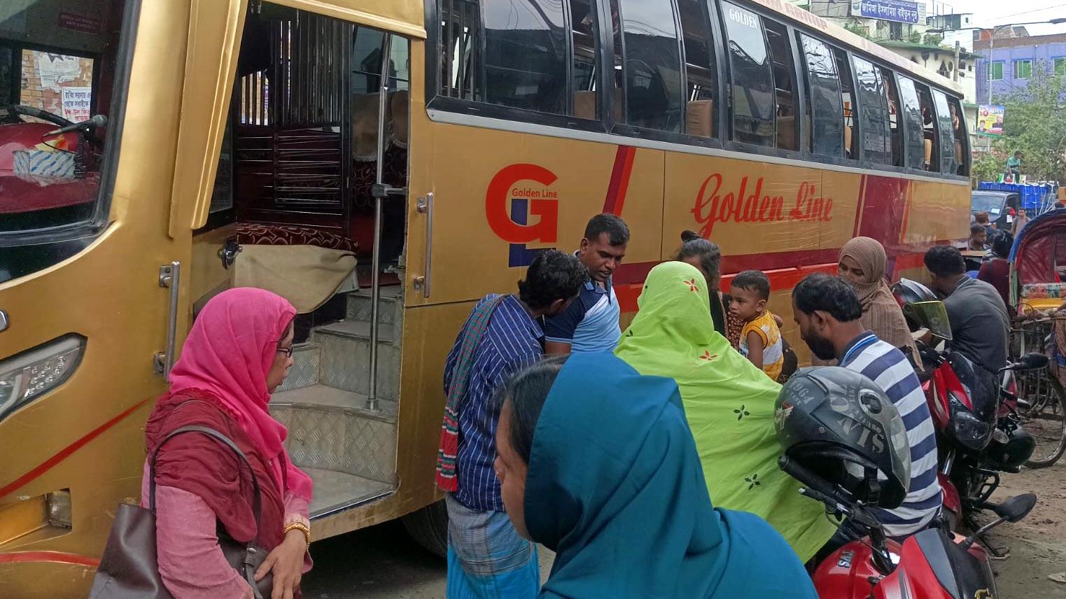 যানজটের ভোগান্তি এড়াতে শুক্রবারে ঢাকায় ফিরছেন অনেকে