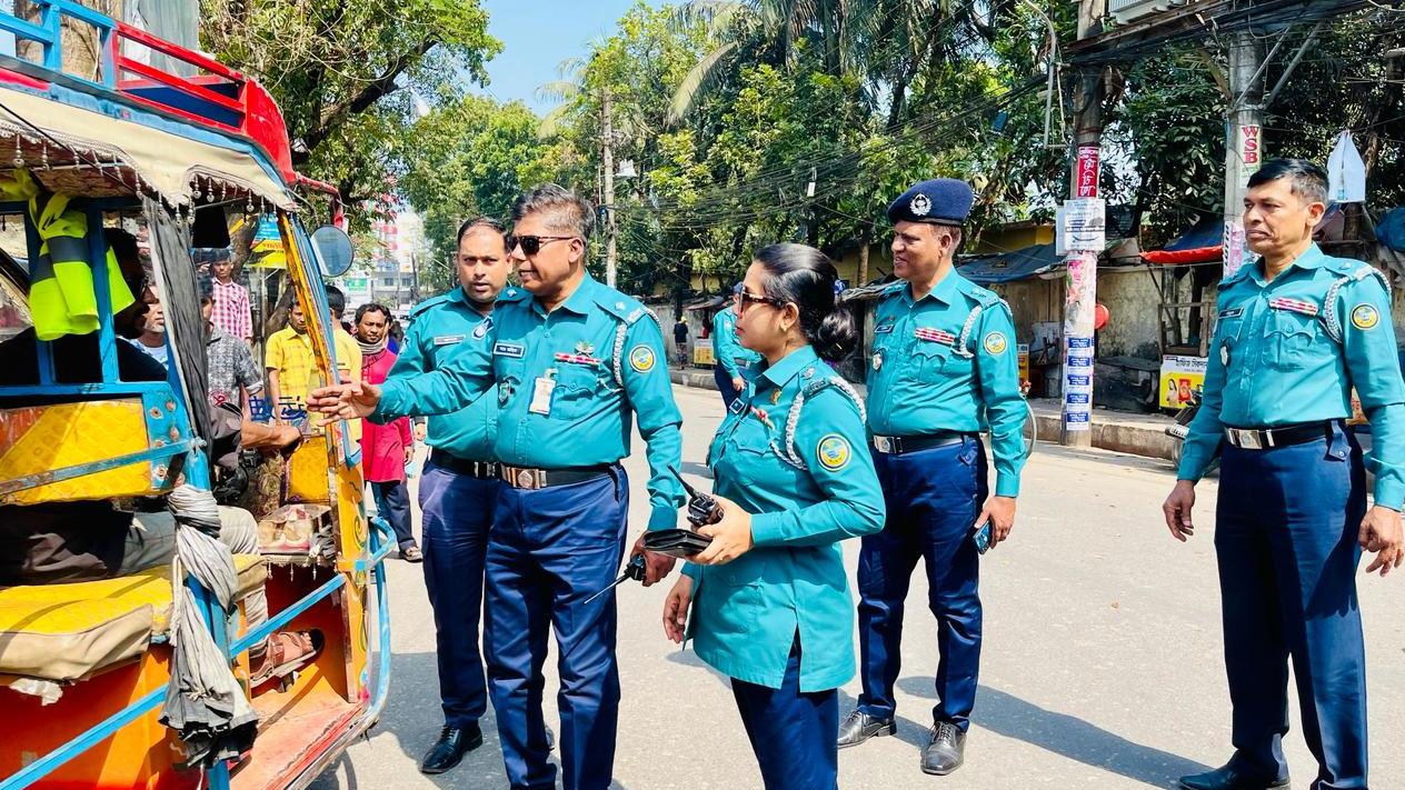 বরিশাল নগরের ফুটপাত দখলমুক্ত করতে পুলিশের উচ্ছেদ অভিযান