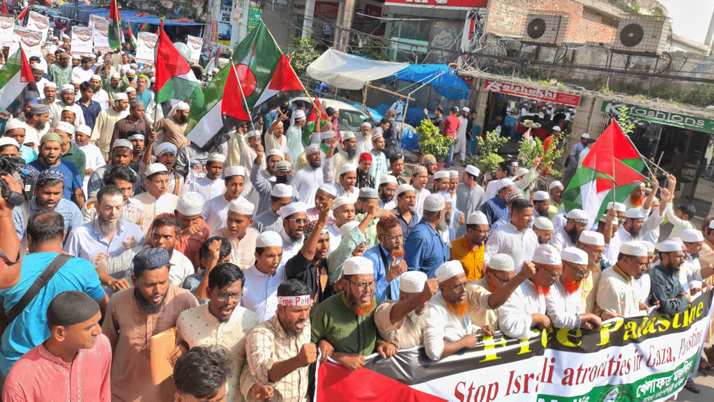 ফিলিস্তিনের সমর্থনে বায়তুল মোকাররমে বিক্ষোভ, পোড়ানো হলো ইসরায়েলের পতাকা