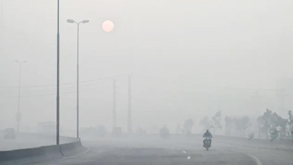 ঘন বিষাক্ত ধোঁয়াশায় কেন ডুবে যায় উত্তর ভারত-পাকিস্তান