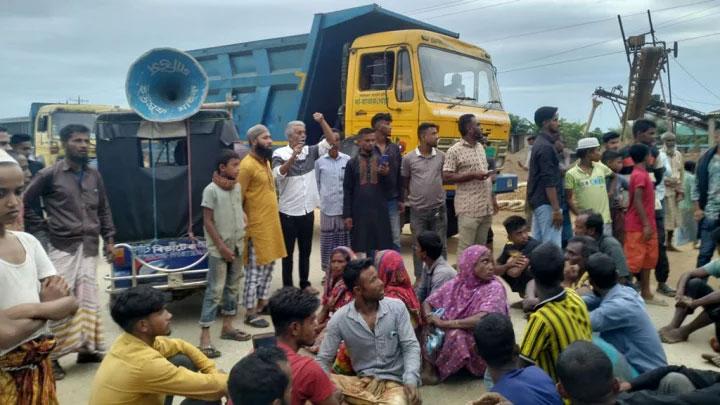 বালু-পাথরসহ জব্দ নৌকা ফেরত চেয়ে সিলেটে সড়ক অবরোধ